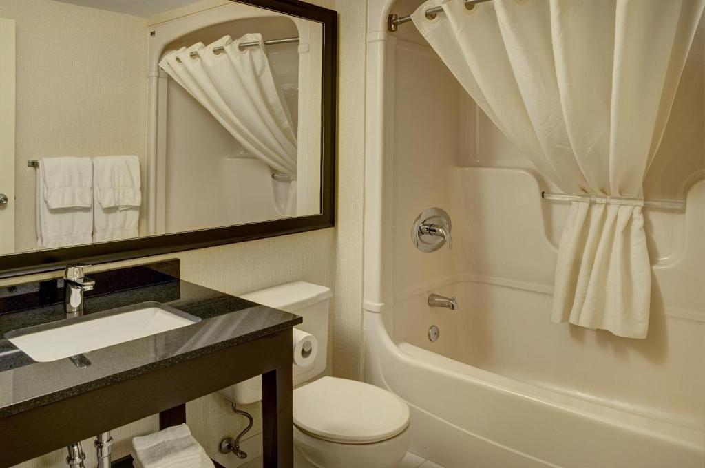 غرفة رباعية بسريرين مزدوجين، Travelodge by Wyndham Ottawa East 2/2