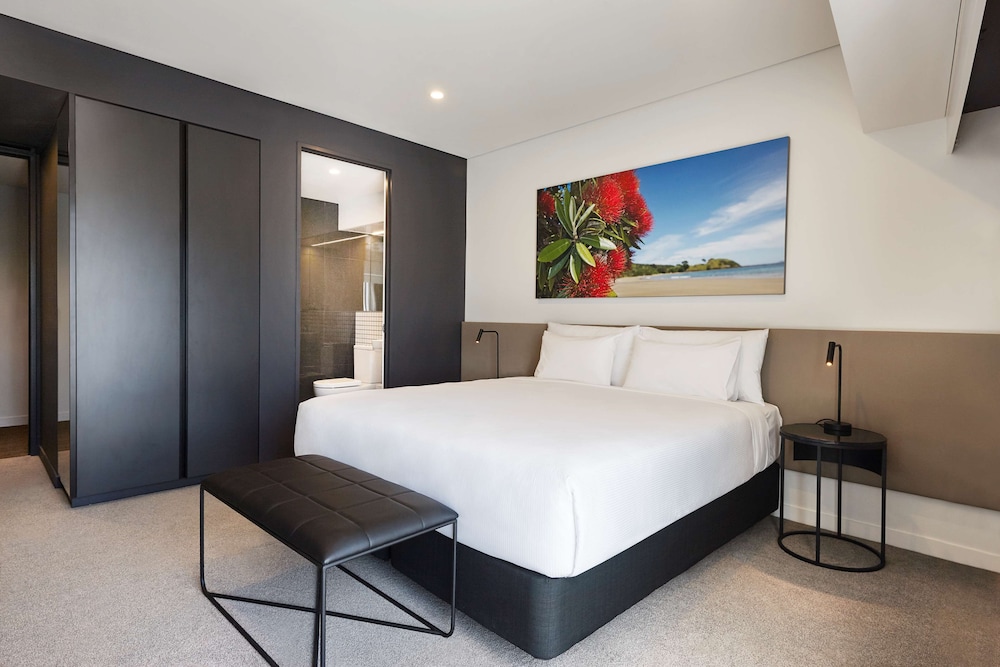 ROOM, KING BED, MARINA VIEW