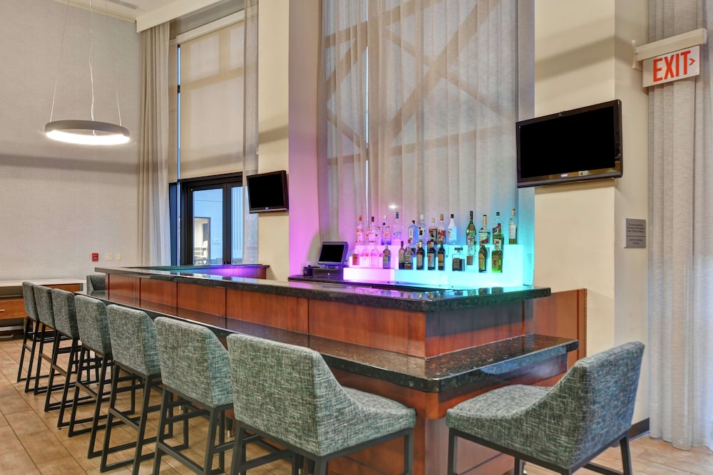 Hampton Inn Suites Newark Harrison Riverwalk 44/60