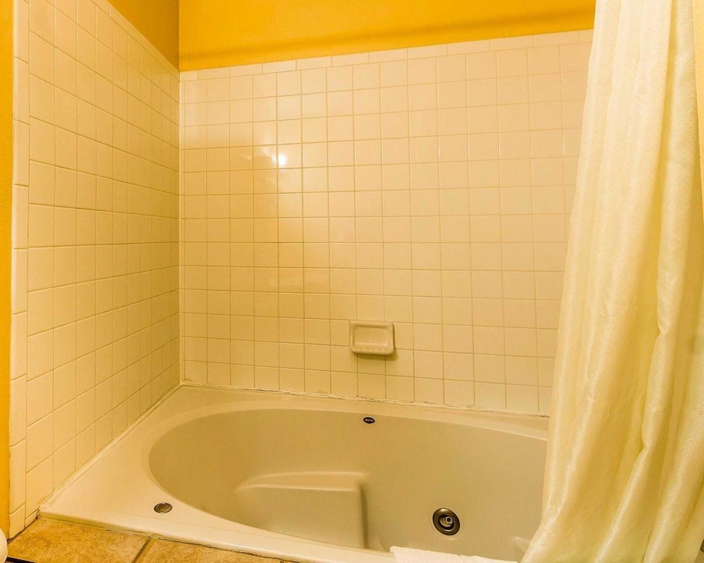 Econo Lodge Bartlesville Hwy 75 22/34