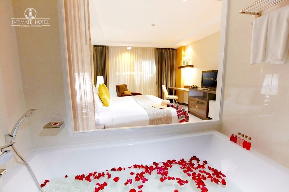Intimate Hotel 32/62