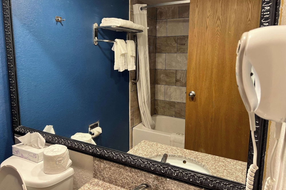 Quality Inn & Suites Louisville East 24/28