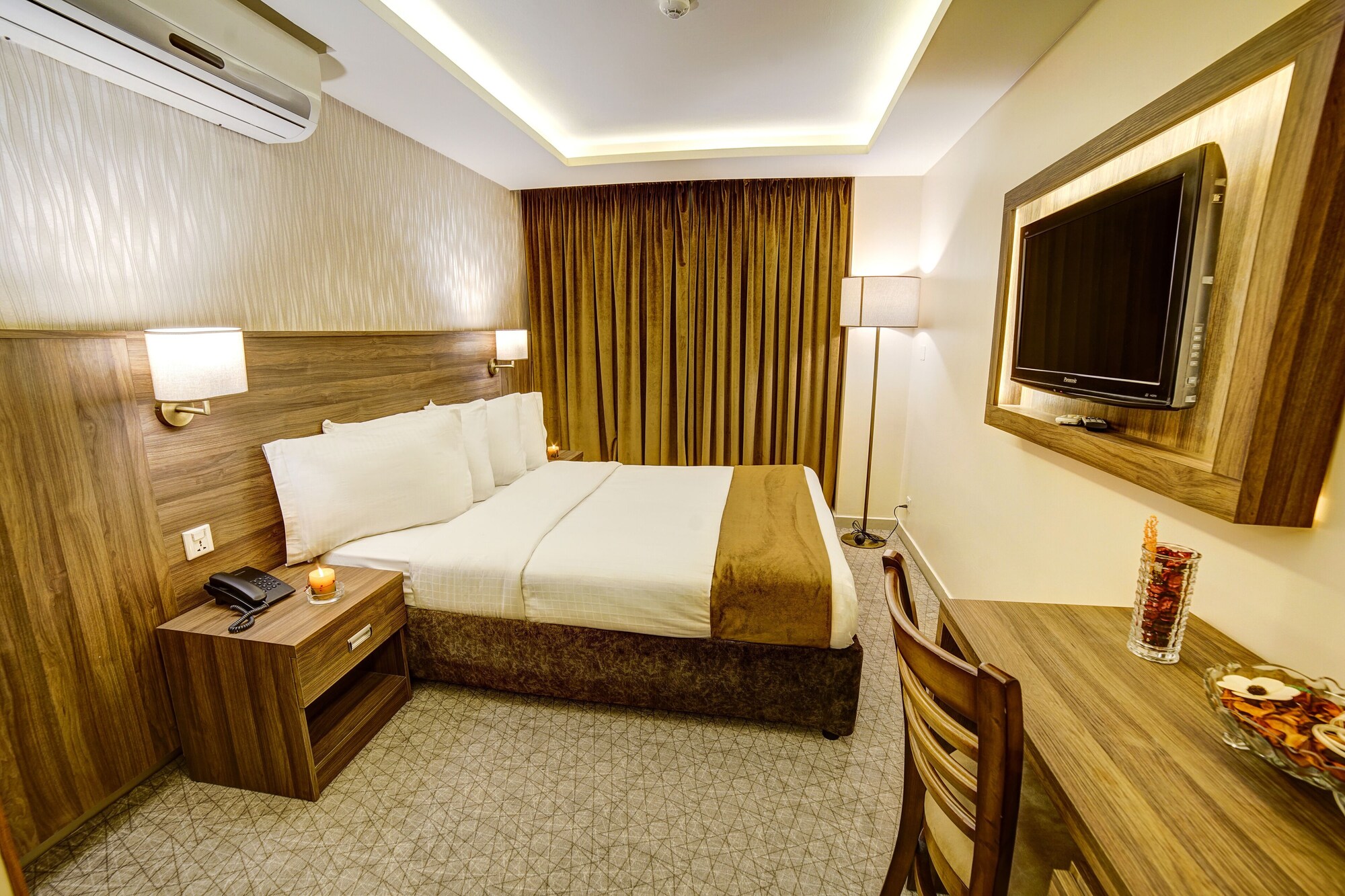 ROOM, DOUBLE BED