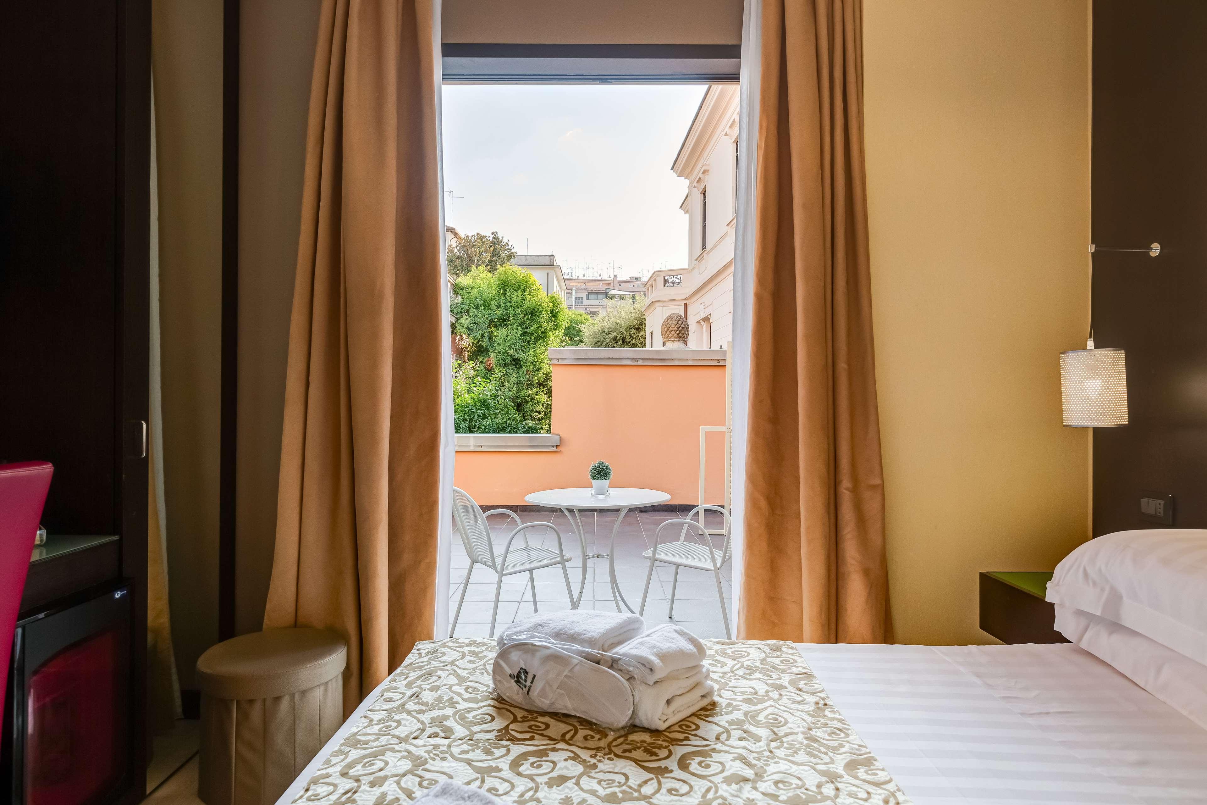 QUALITY, DELUXE, QUEEN BED, BALCONY