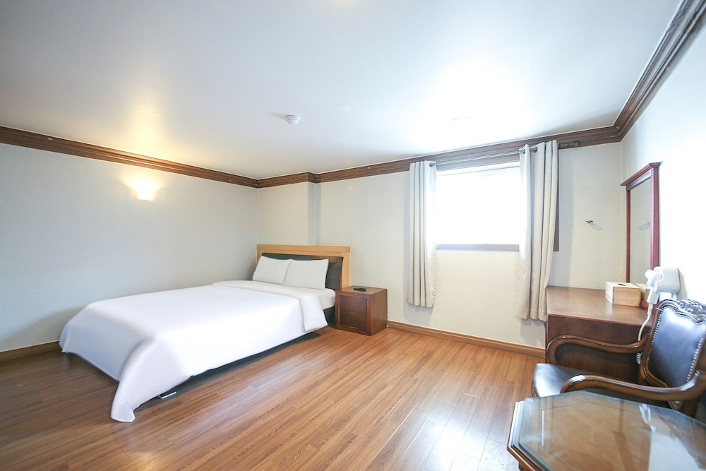 DELUXE, DOUBLE BED