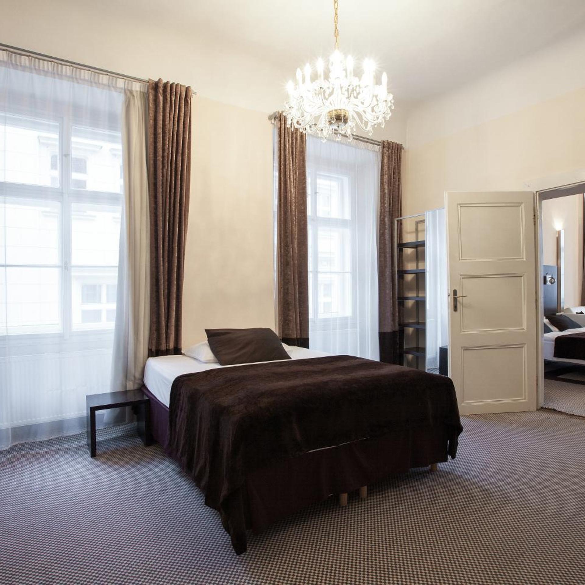غرفة عائلية بسرير كينج، Old Town Square Residence by Emblem 6/6