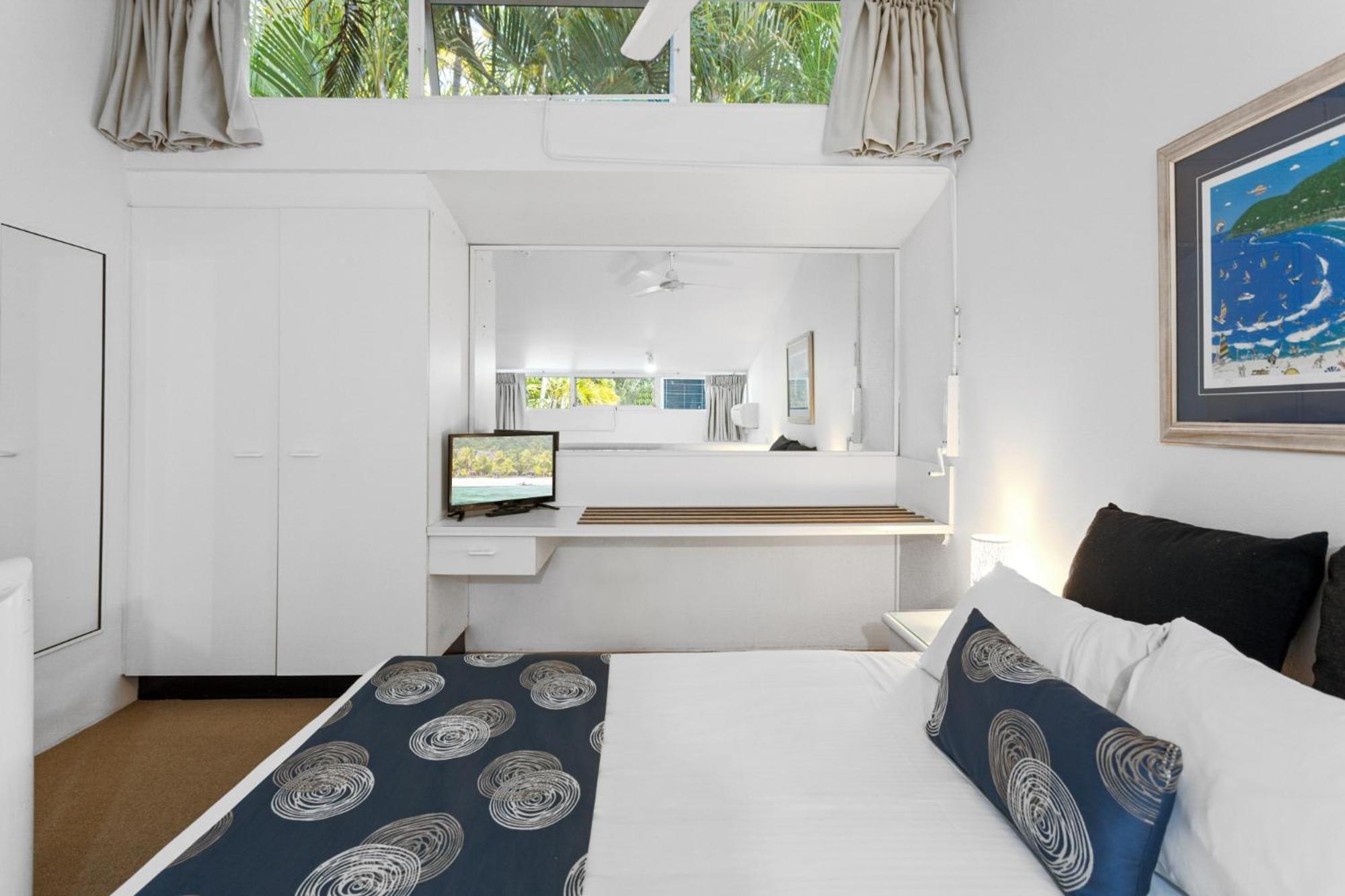 APARTMENT, WATER VIEW