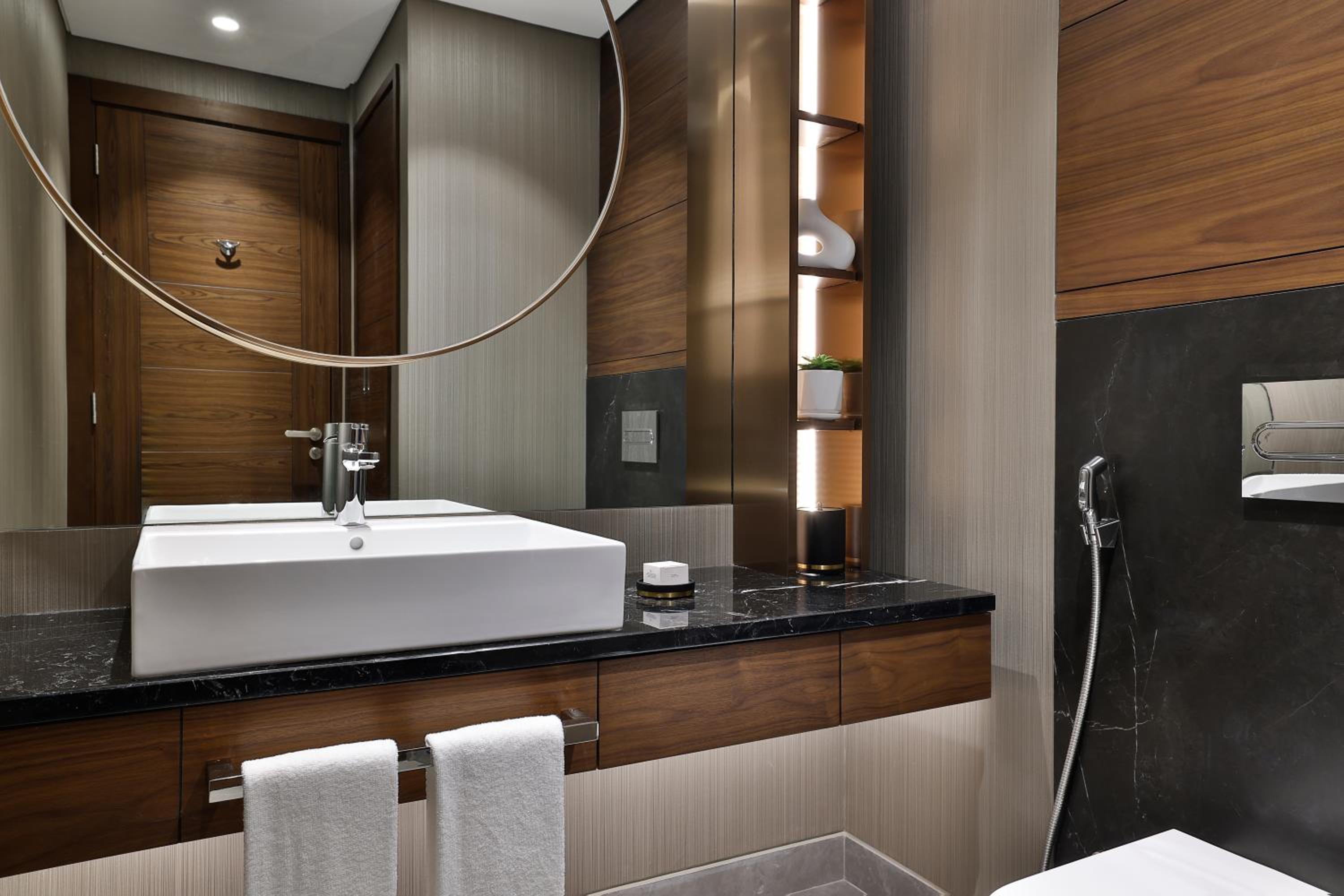 1 Bedroom, Suite, King Bed, Bay View, Balcony، Conrad Bahrain Financial Harbour 3/6