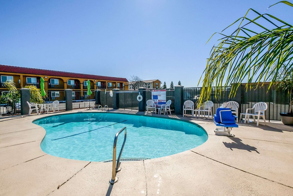 Quality Inn Redding Near I-5 9/51