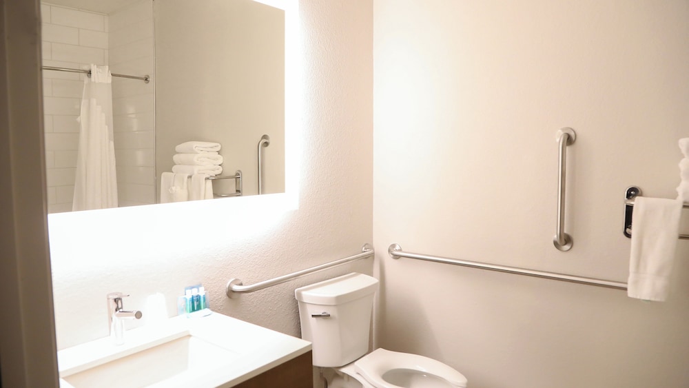 Holiday Inn Express and Suites Colorado Springs North an IHG Hotel 67/67