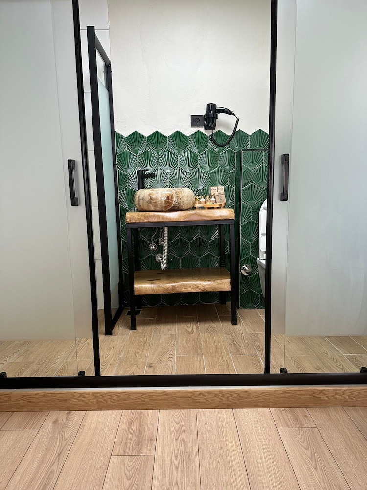 Kingway Suite 2/45