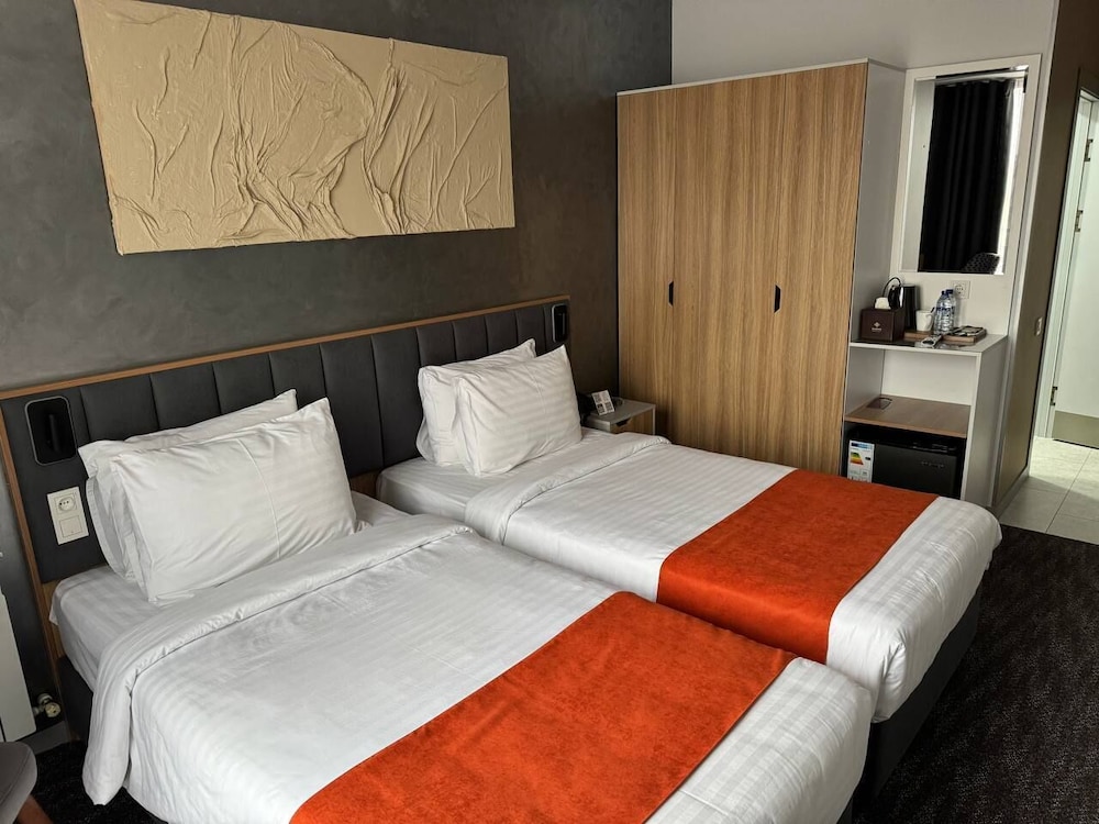 DELUXE, DOUBLE OR TWIN BED
