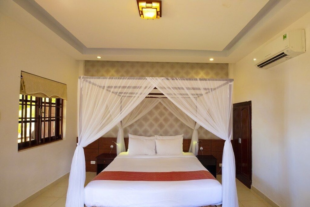BUNGALOW, BEACH FRONT