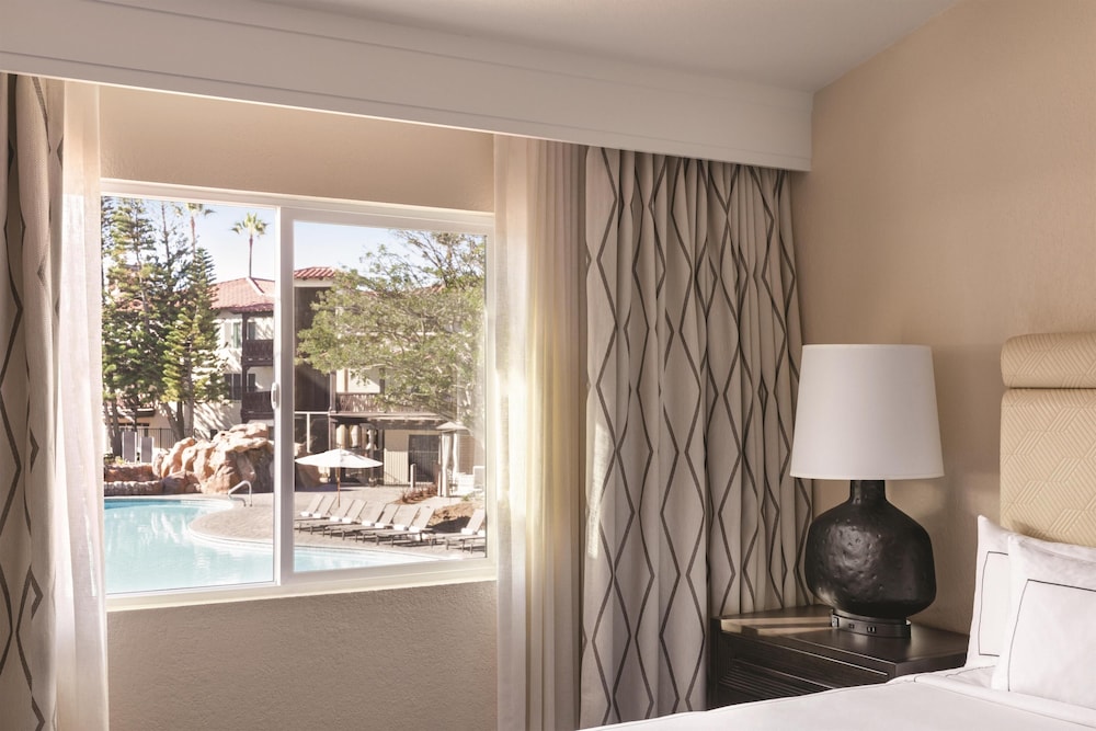 جناح بسرير كينج بإطلالة على المسبح مع أريكة، Zachari Dunes on Mandalay Beach, Curio Collection by Hilton 2/2