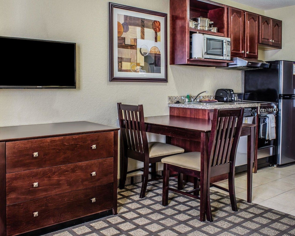 MainStay Suites Coralville - Iowa City 33/38
