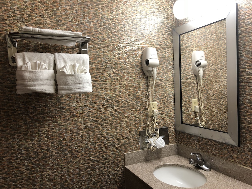 Days Inn by Wyndham Brooklyn 12/40