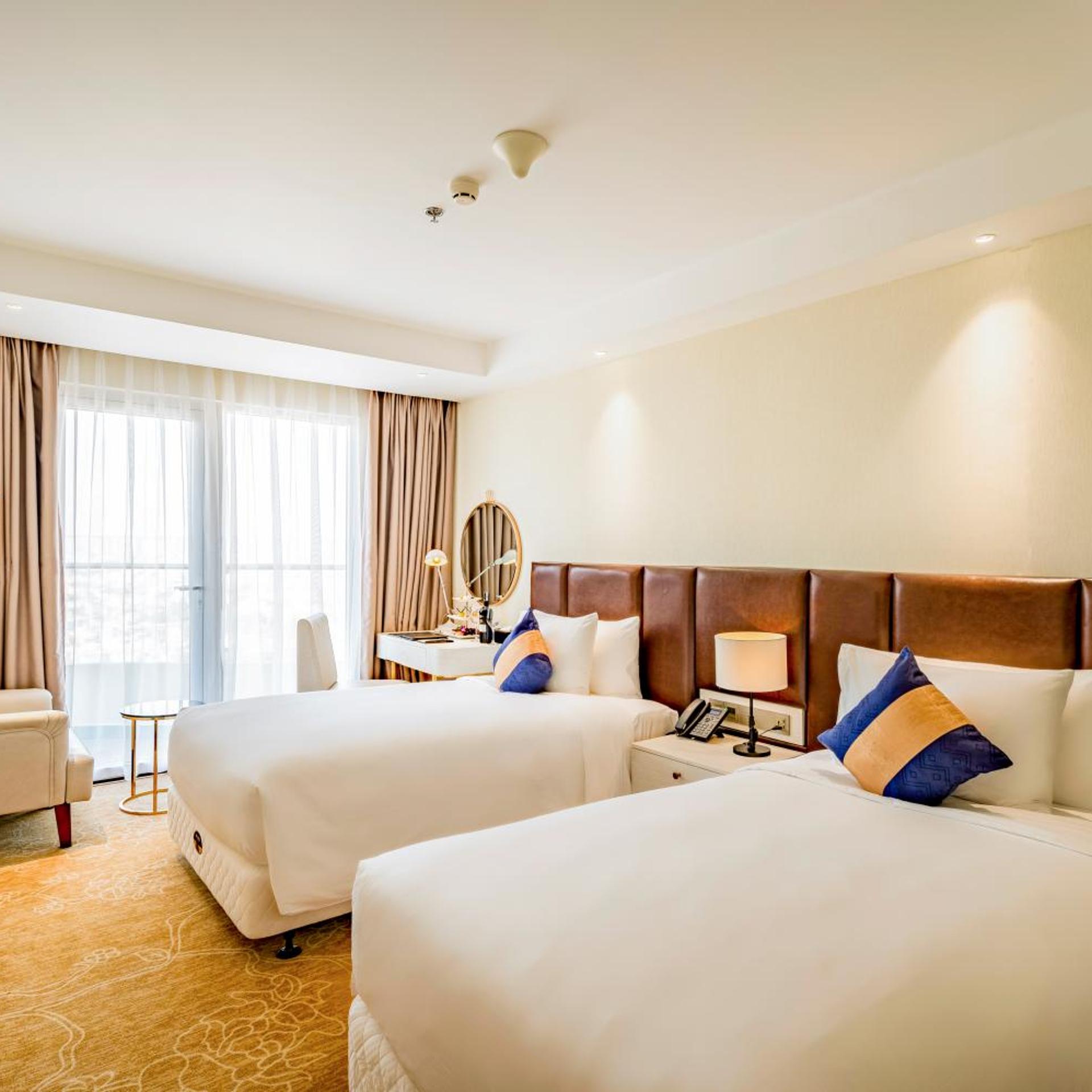 Connecting, La Vela, Luxury