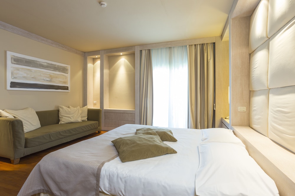 DELUXE, DOUBLE BED