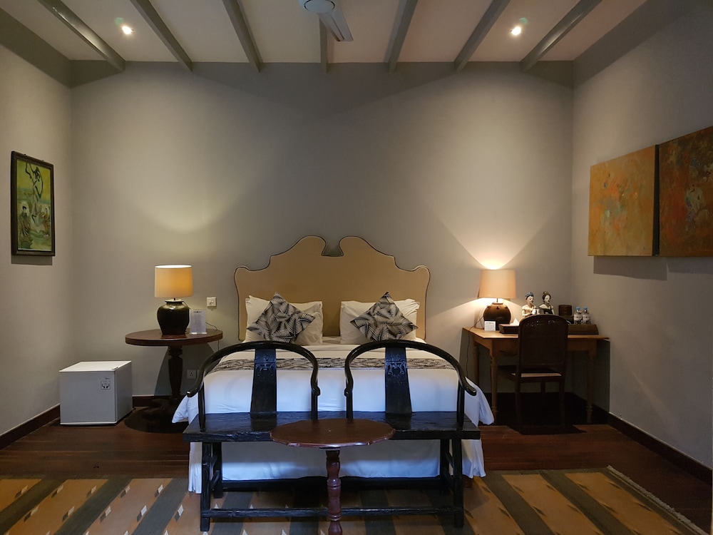 Room & Vespa 3 11/28
