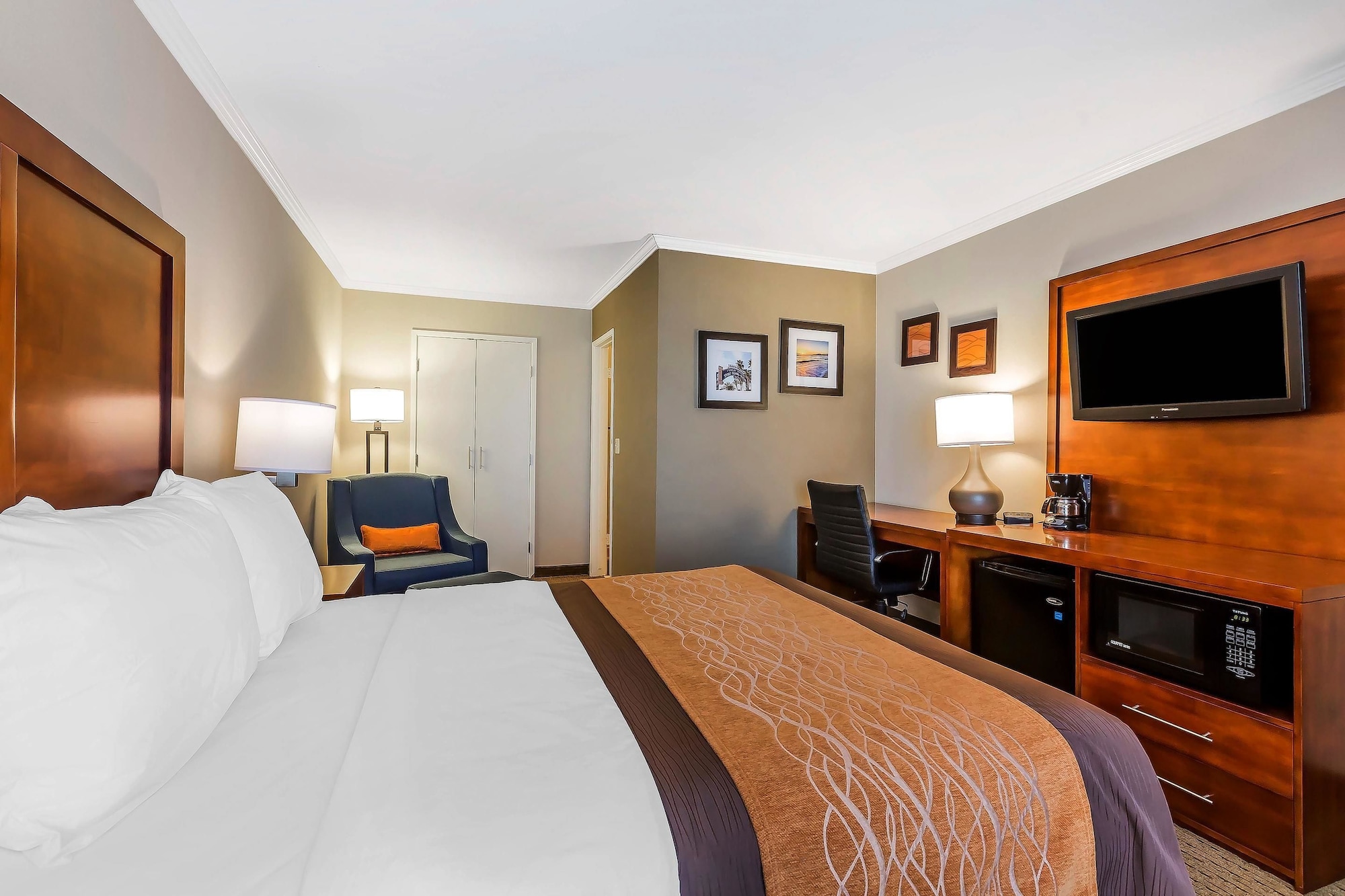 SUITE, KING BED