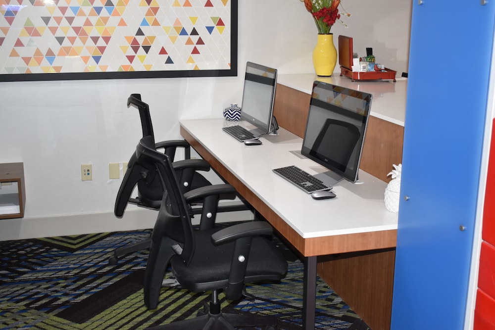 Holiday Inn Express Hotel Suites Mcpherson 58/64