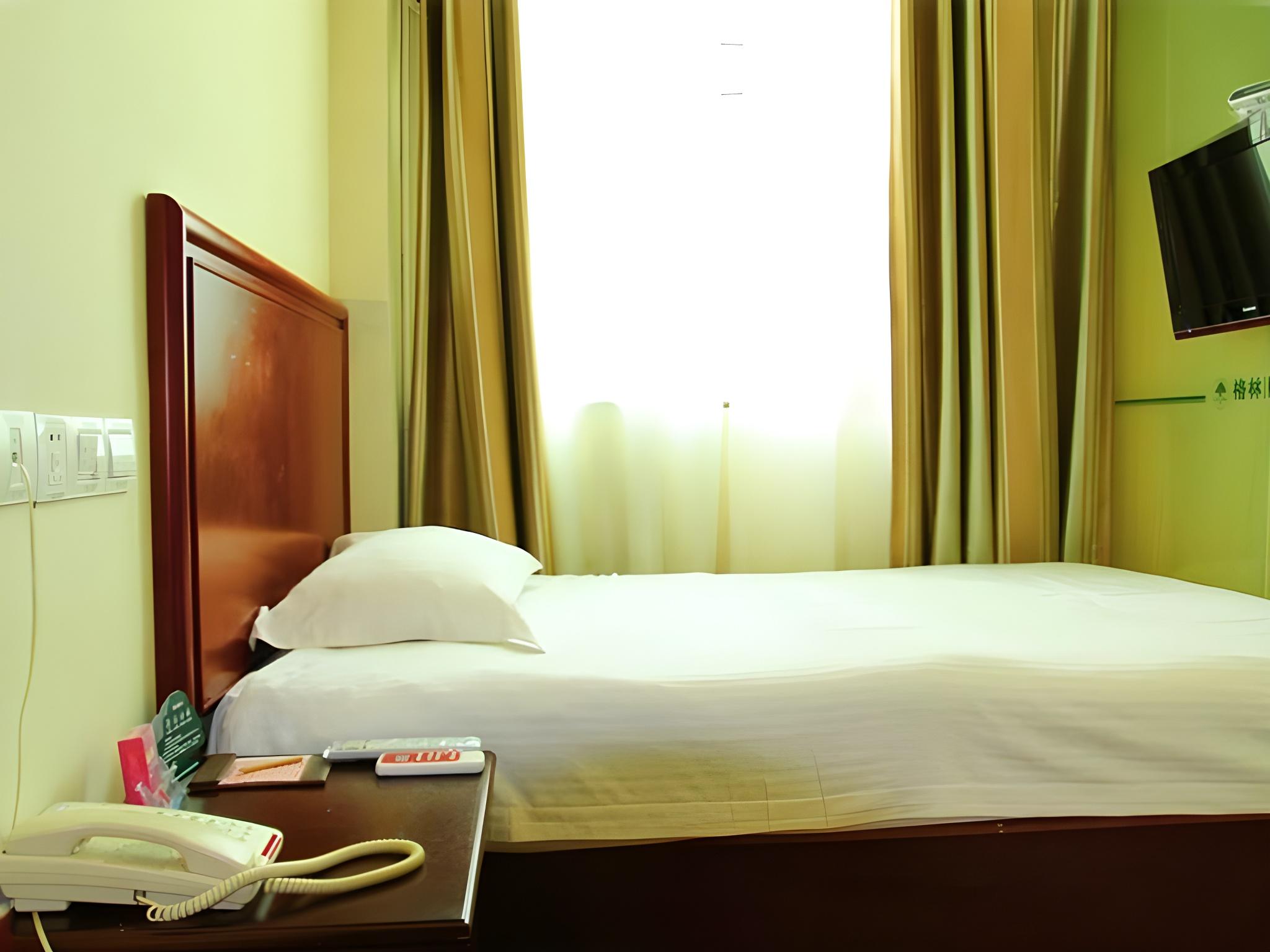 ROOM, SINGLE