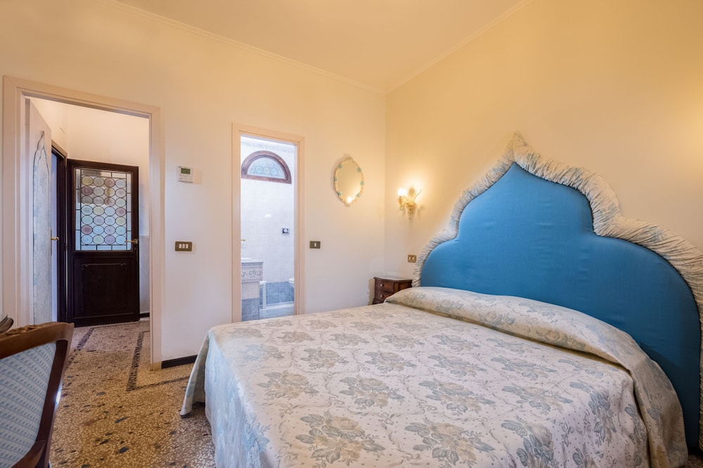 Room, Double or Twin Bed, Pool Access