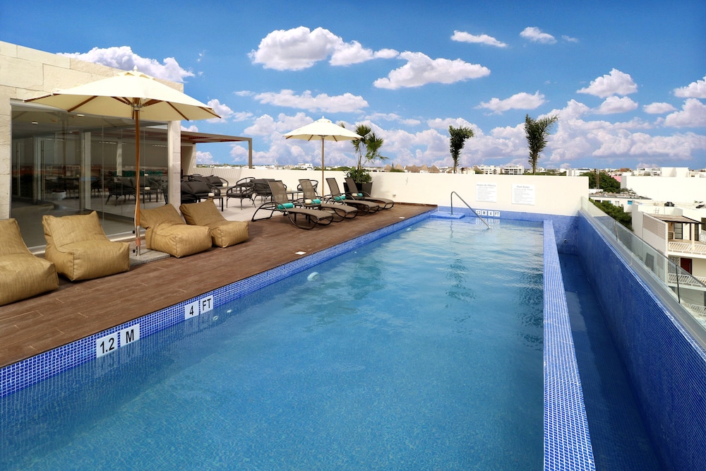 Holiday Inn Express And Suites Playa Del Carmen 5/74