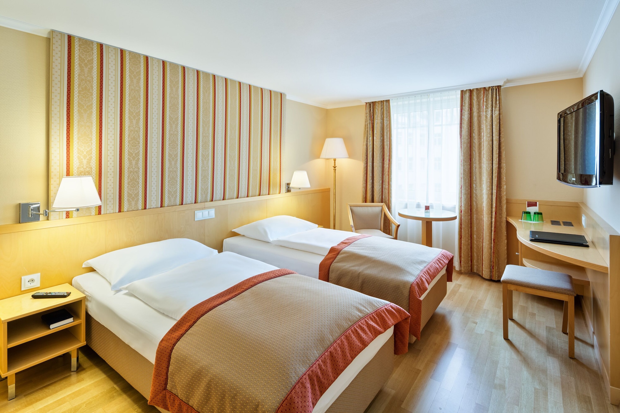 CLASSIC, TWIN BEDS, WITH EXTRA BED
