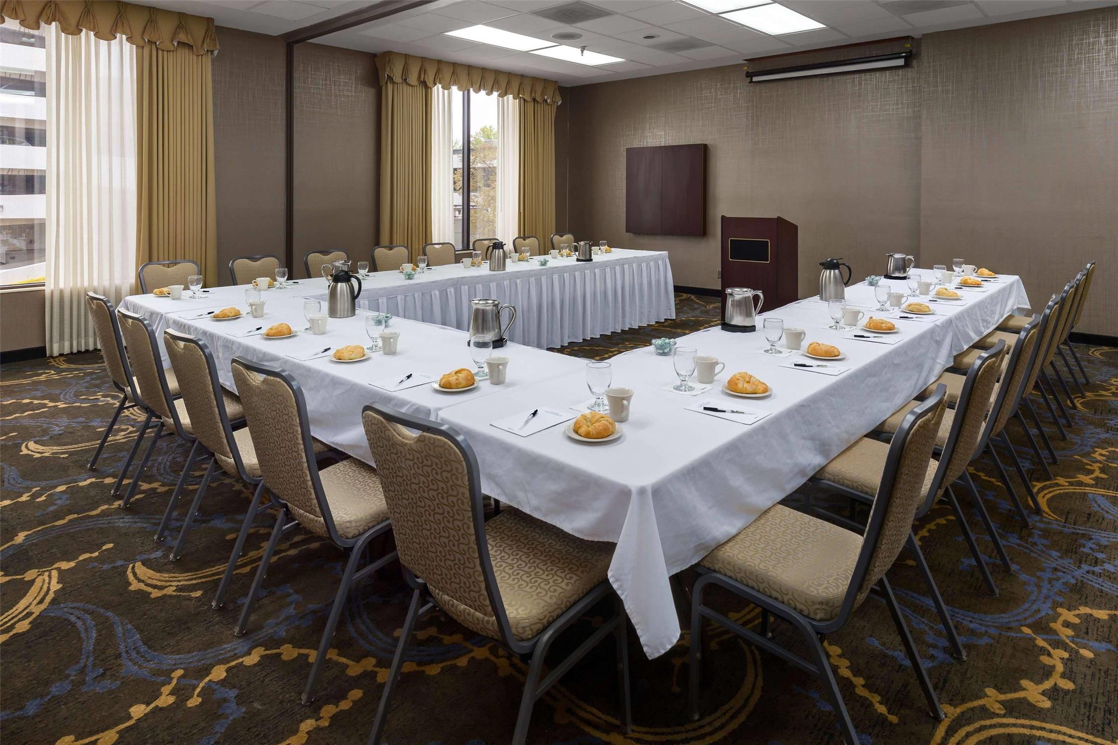 Radisson Hotel Bismarck 33/44