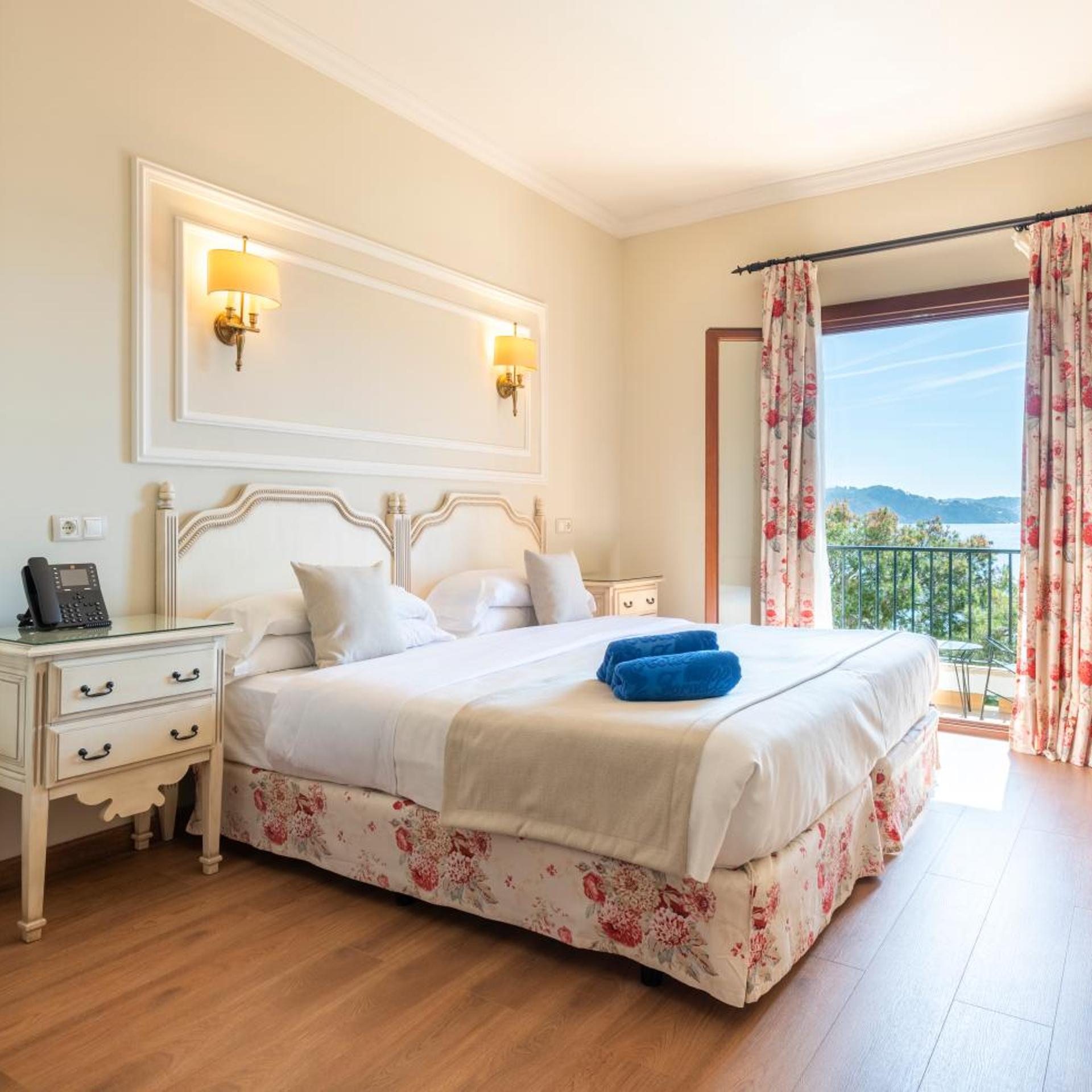 Room, Double or Twin Bed, Sea Front, Balcony