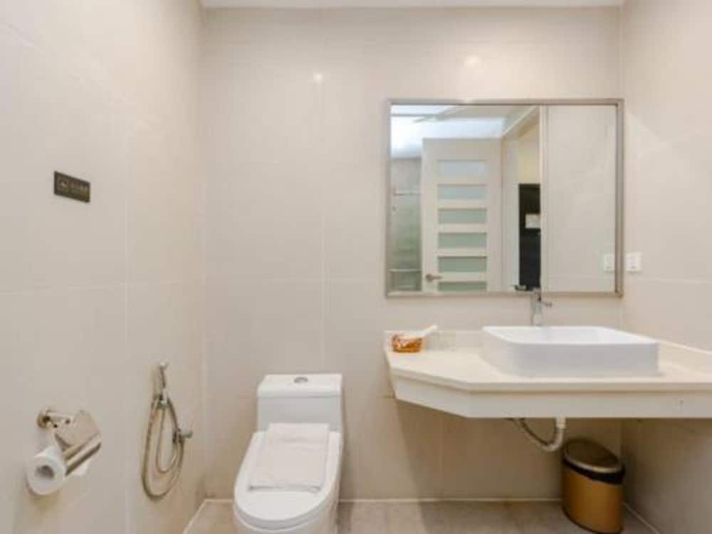 Livingston Hotel Sandakan 56/57