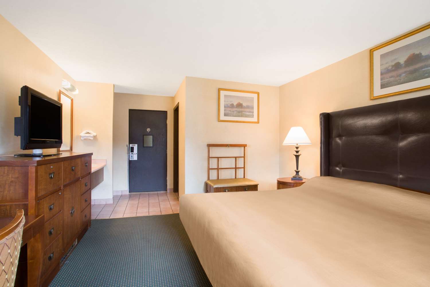 غرفة بسرير كينج