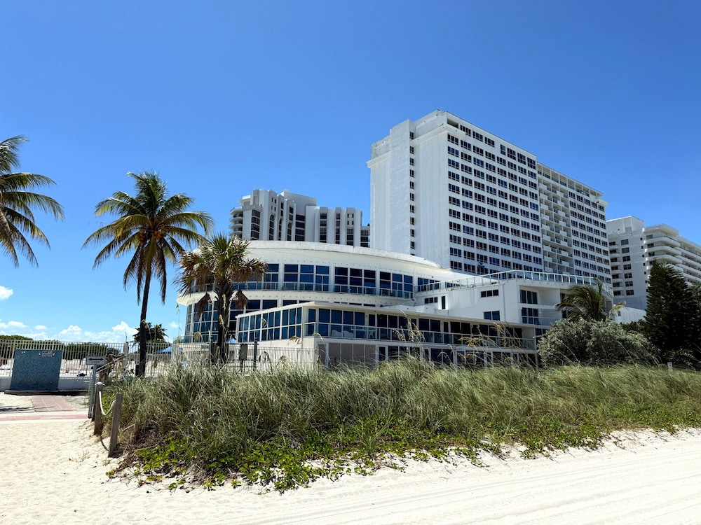 Castle Beach Suites By Miarentals 5/70