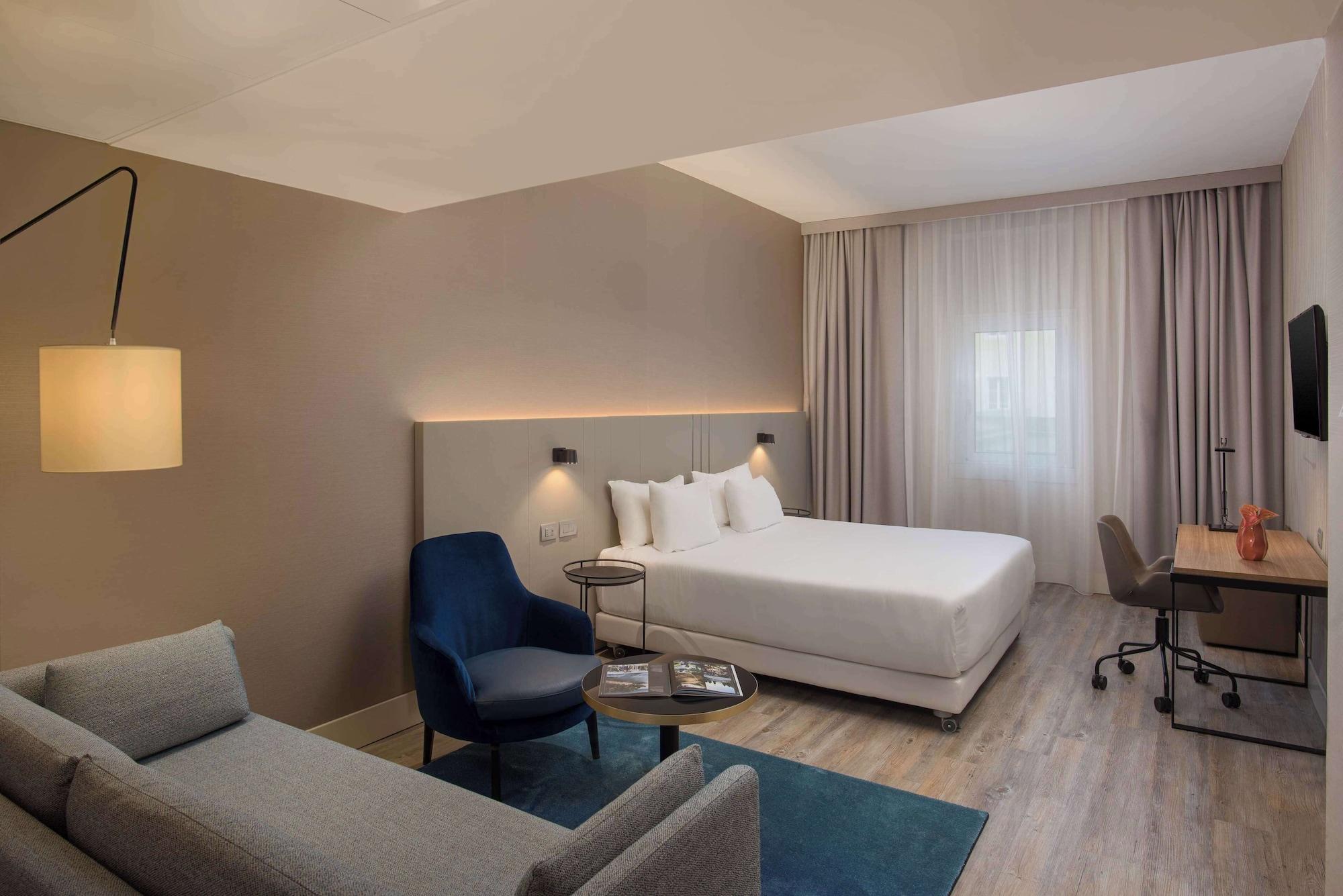 غرفة بريميوم بسرير كينج مع سرير إضافي، Nh Trieste Hotel 3/6