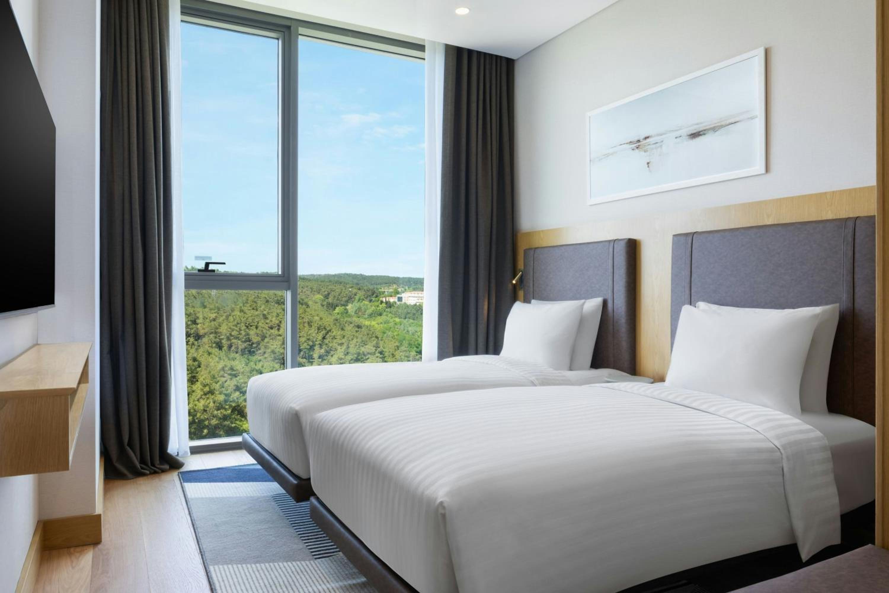 2 Bedrooms, Apartment, Twin Beds, King Bed, Forest View, Sofa, Balcony