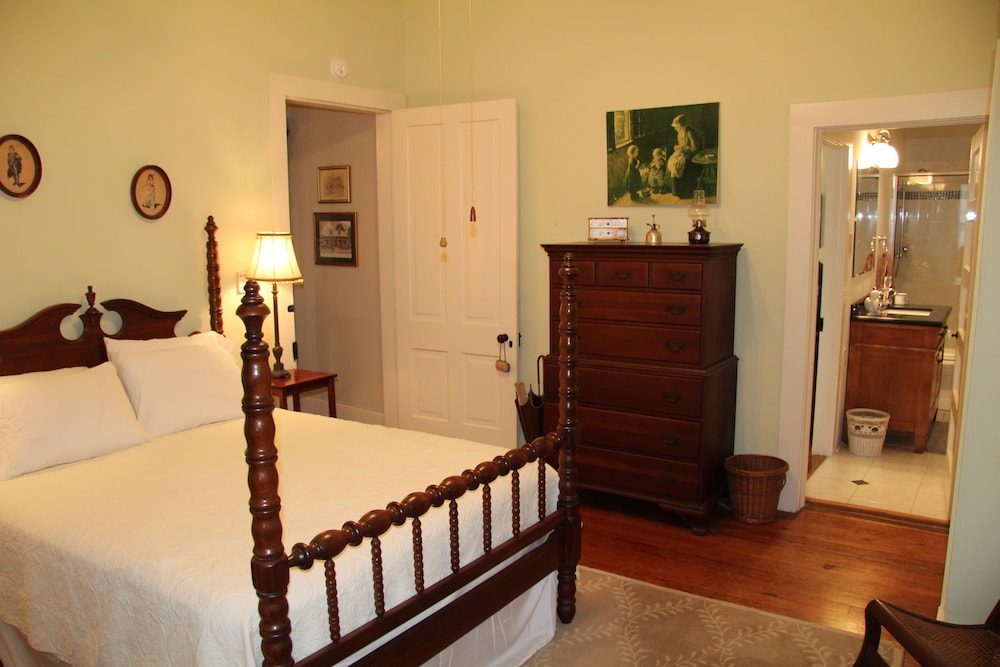 Riverboat Bed & Breakfast 13/43
