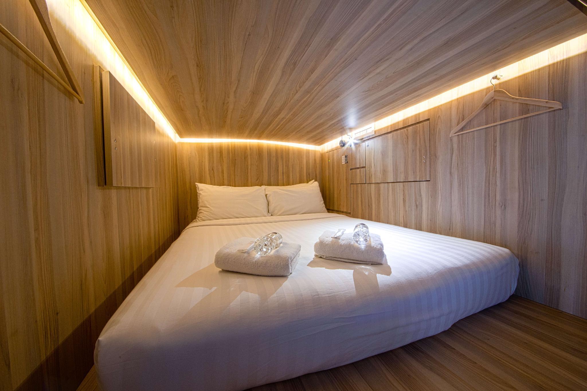 Capsule, Mixed Dorm, Queen Bed