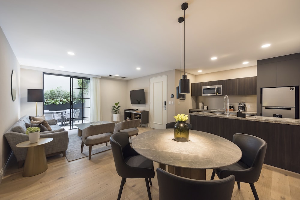 THE AMSTERDAM LUXURY PLUS BY VIADORA 28/44