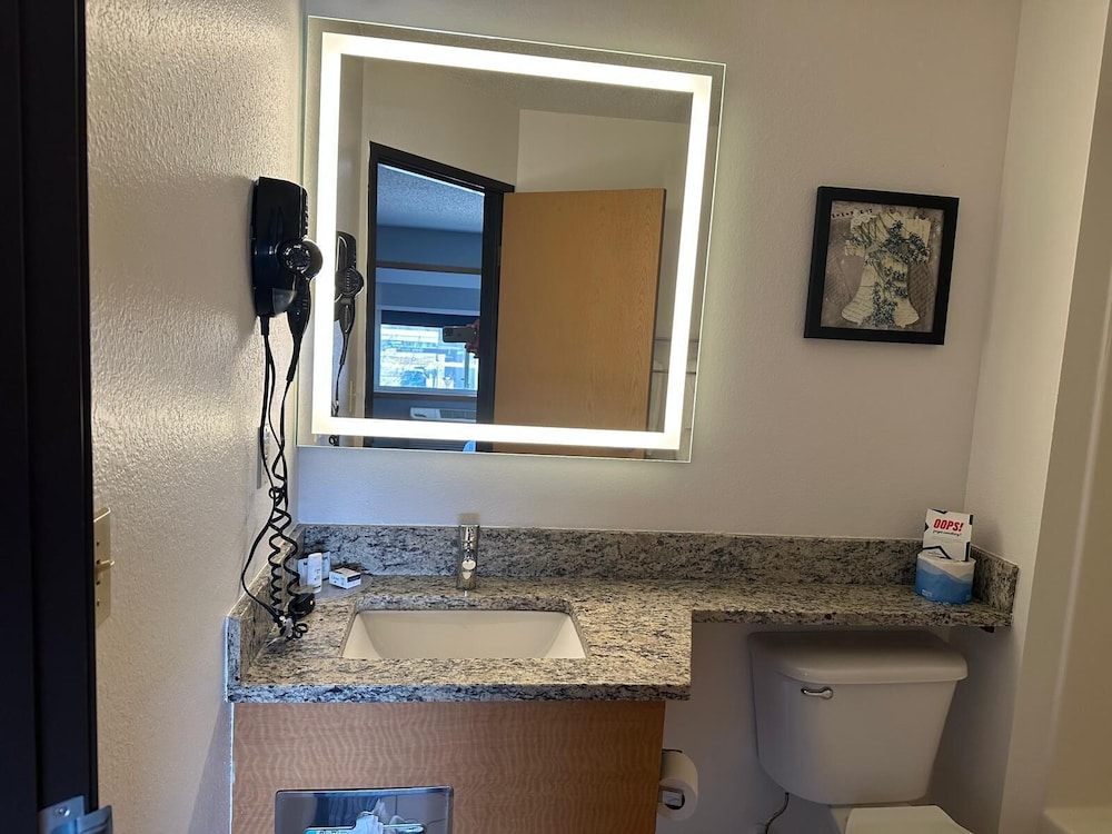غرفة بسرير كوين، AmericInn by Wyndham Crookston U of M Crookston 7/7