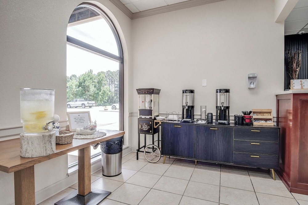 Cottonwood Suites Savannah Hotel and Conference Center 17/71