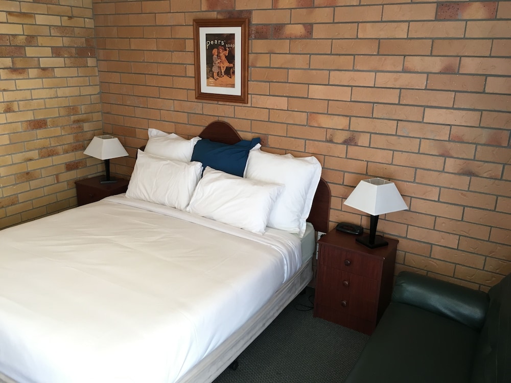 DRAGON &amp; PHOENIX MOTEL 12/37