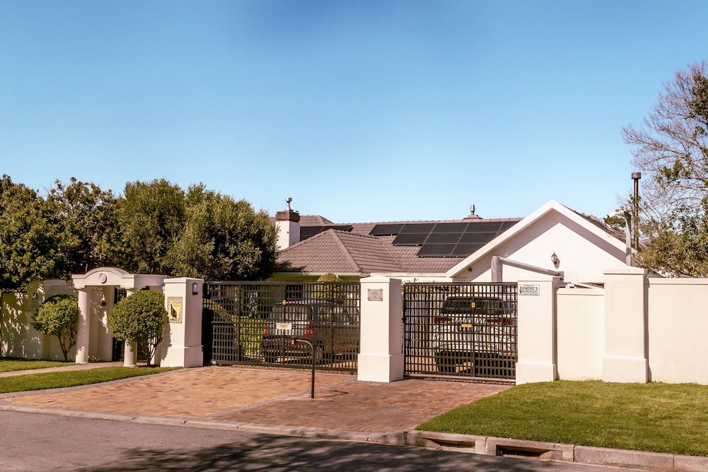 Dongola House 2/86