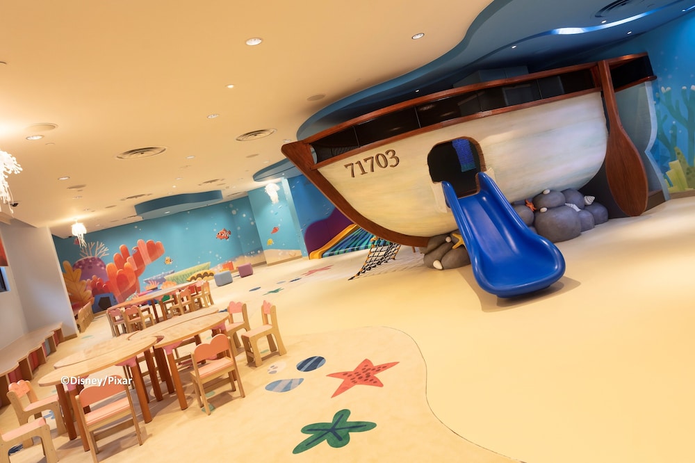 Disney Explorers Lodge 10/57