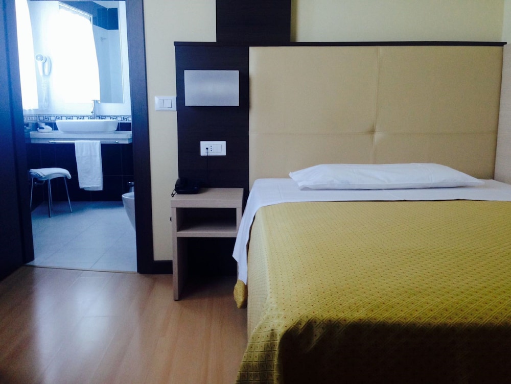 ROOM, SINGLE