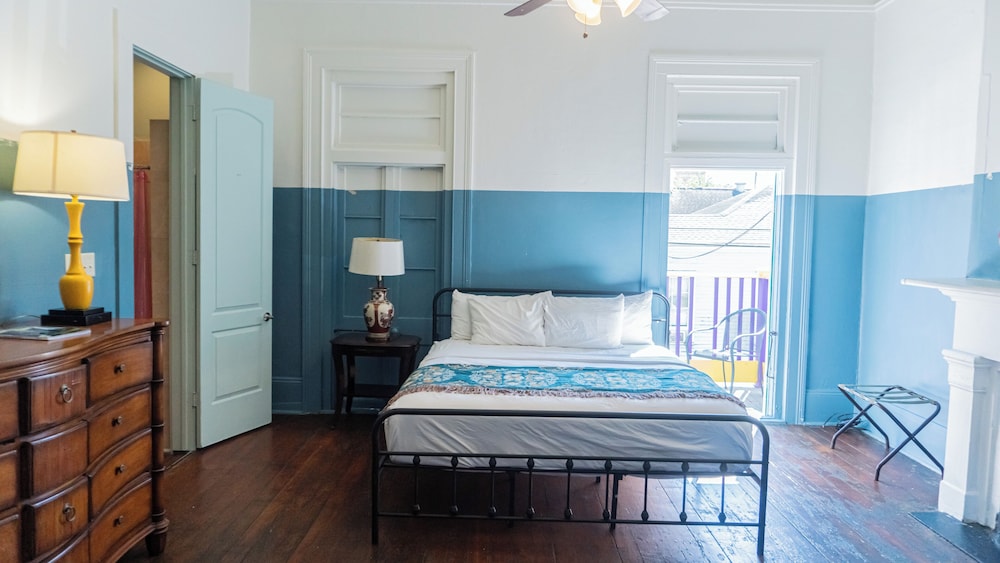 Historic Mardi Gras Inn 25/50