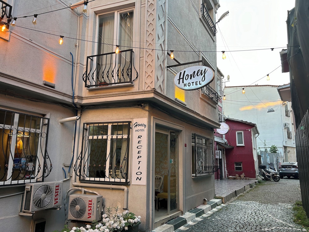 Honey Hotel 1/39