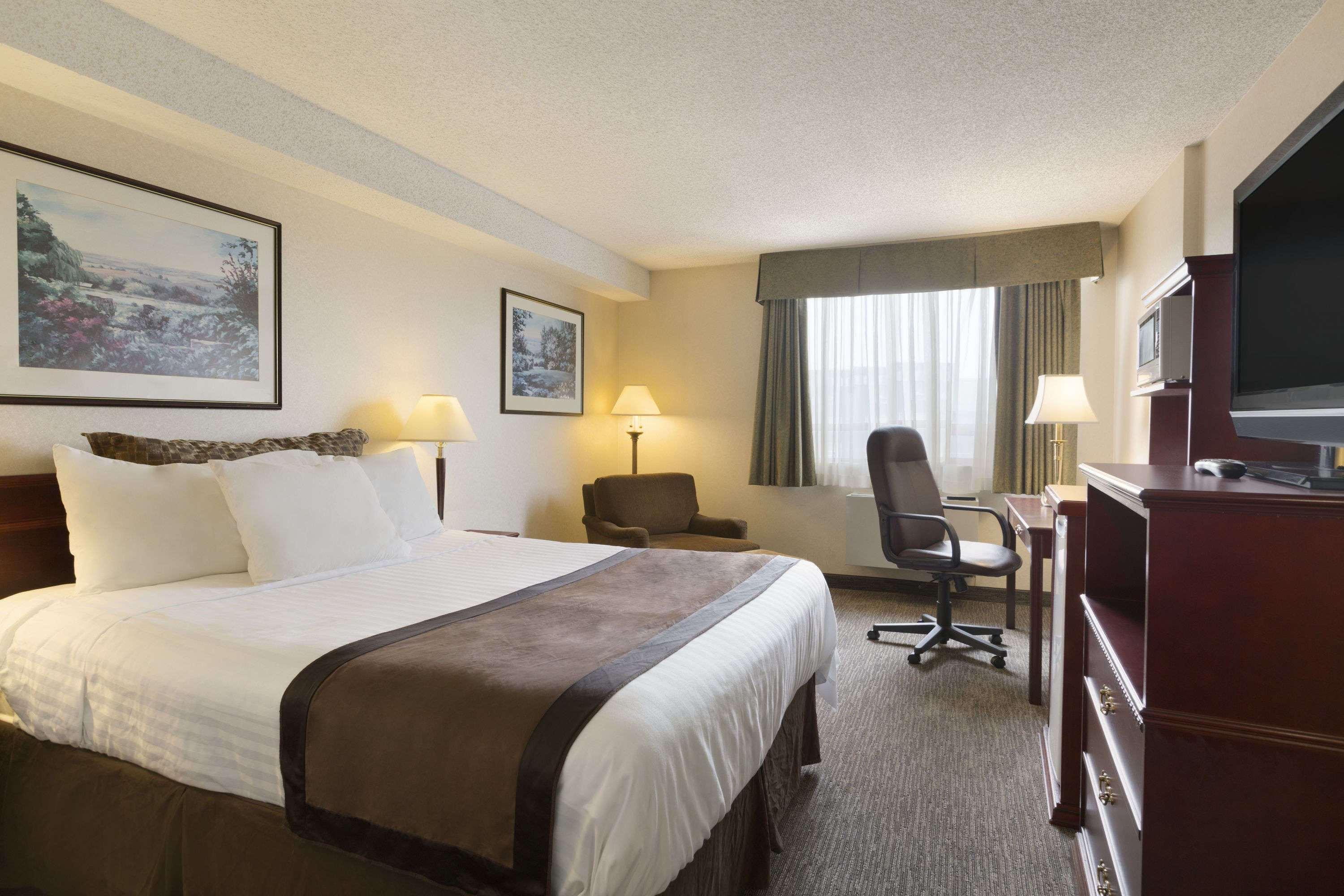 Room at Red Roof PLUS Vancouver Airport, RICHMOND - BRITISH COLUMBIA