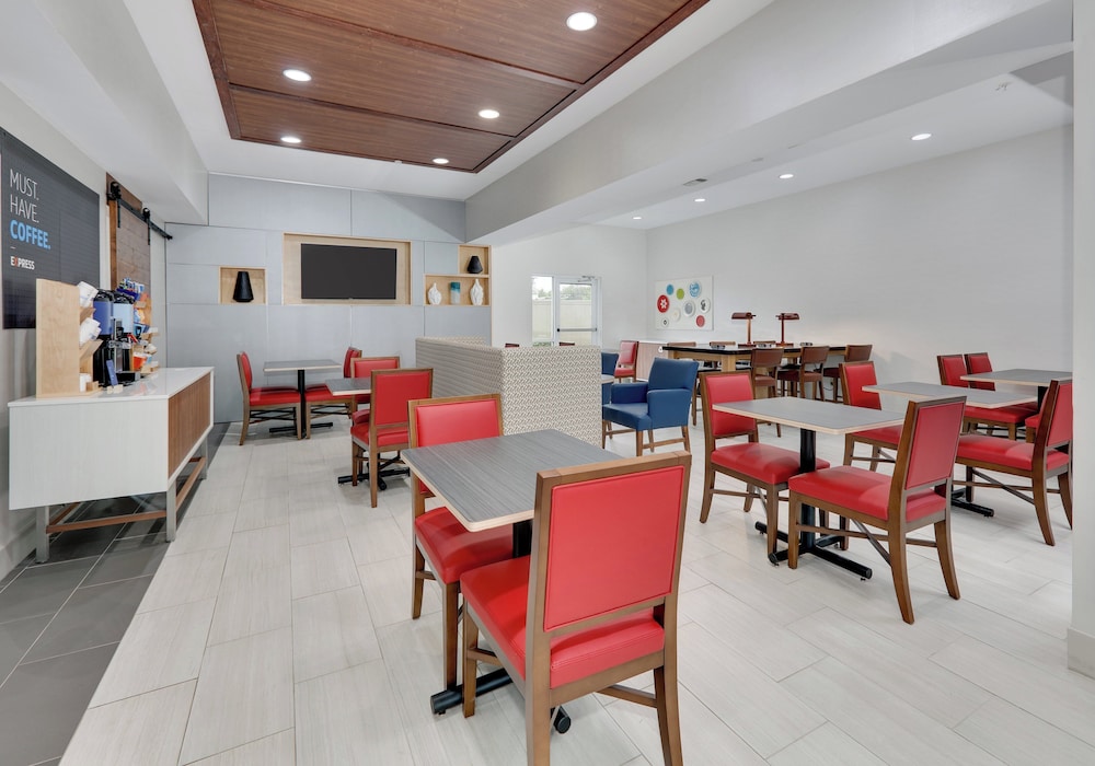 Holiday Inn Express Hotel Suites Cleburne 59/76