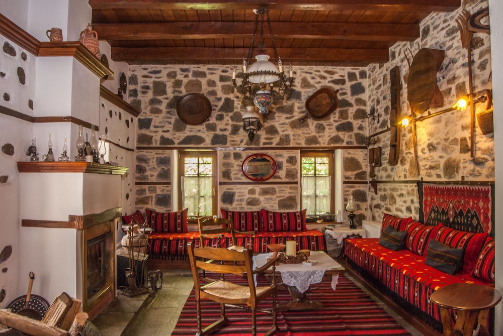 Viraggas Traditional Hotel 25/50